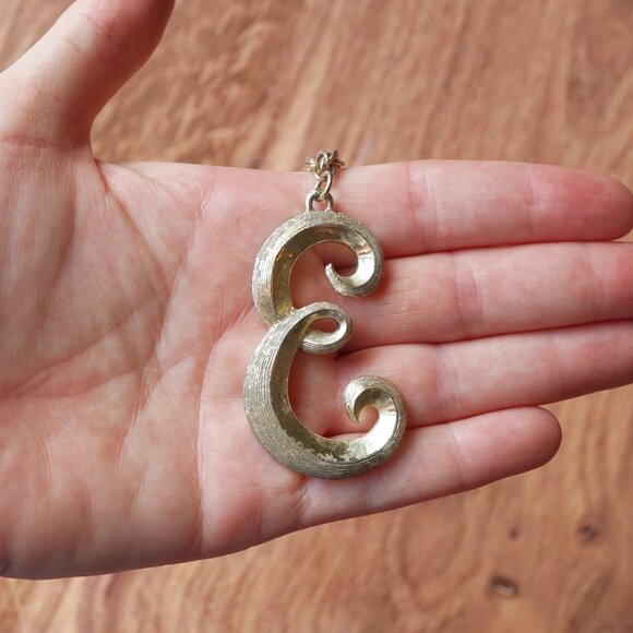 Mid-Century Cursive 'E' Monogram/Initial Pendant Necklace By Pakula - Picture 4 of 4